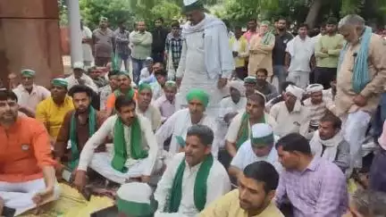 मथुरा: जिलाधिकारी कार्यालय के बाहर निम्न समस्याओं के समाधान के लिए धरने पर बैठे किसान #जनसमस्या