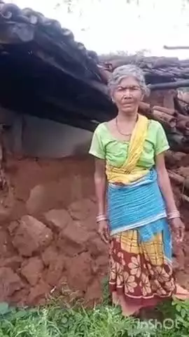 चतरा: तेज बारिश से सिंदूरबे गांव में एक मिट्टी का घर ढहा, मरम्मत की मांग