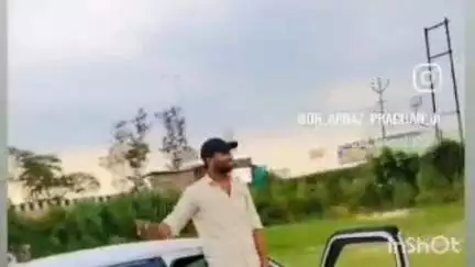 गढ़मुक्तेश्वर: थाना सिंभावली क्षेत्र के कस्बे में युवक का कार की छत पर स्टंट करते वीडियो वायरल, पुलिस ने ₹7000 का चालान किया