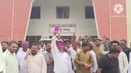 चैनपुर: चैनपुर प्रखंड प्रमुख गायत्री देवी के खिलाफ अविश्वास प्रस्ताव पास, 28 पंचायत समिति सदस्य और पांच मुखिया ने किया मतदान