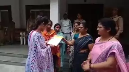 महिला आंगनबाड़ी कर्मचारी संघ उ0प्र0 की पदाधिकारियों ने जिलाधिकारी के प्रतिनिधि को कई मांगों का ज्ञापन सौंपा