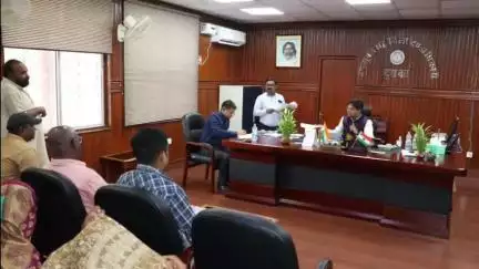 दुमका: समाहरणालय में डीसी अभिजीत सिन्हा ने जनता दरबार में सुनी लोगों की समस्याएँ