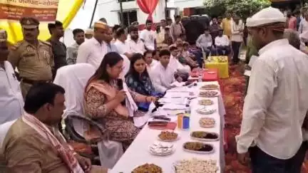तरबगंज: वजीरगंज के बंधवा व चंदापुर में आयोजित चौपाल में जिलाधिकारी पहुँची, सुनी समस्याएं और दिया निस्तारण का निर्देश
