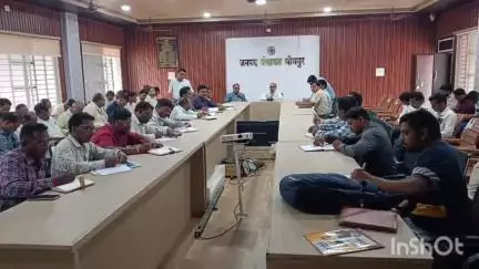 भीमपुर: भीमपुर जनपद पंचायत सभा कक्ष में समीक्षा बैठक आयोजित, पंचायतों में चल रहे कार्यों पर चर्चा