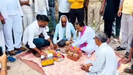 शिकोहाबाद: छ्टनपुर में विधायक सर्वेश यादव ने दो मार्गों के निर्माण हेतु भूमि पूजन किया, बोले- क्षेत्र के विकास के लिए हमेशा तैयार
