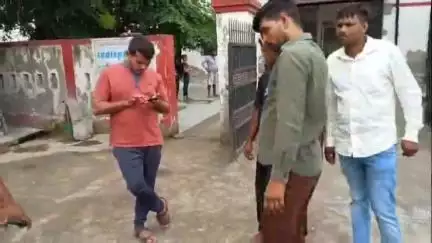 बरेली: थाना आंवला क्षेत्र में सड़क हादसे में घायल युवक ने बरेली के निजी अस्पताल में उपचार के दौरान तोड़ा दम