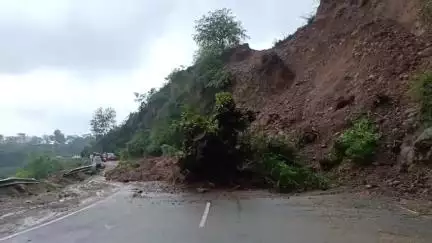 धर्मशाला: धर्मशाला कांगड़ा मार्ग पर भारी बारिश से चेतडू के पास भूस्खलन, वाहनों की आवाजाही हुई बाधित