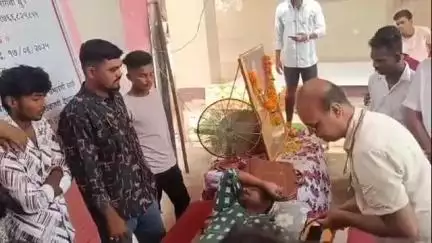 रावेर: सांगवी बुद्रुक ग्रा.प. समोर श्री महर्षी वाल्मीक प्रवेशद्वार साठी उपोषण,उपोषणकर्त्याची चौथ्या दिवशी प्रकृती बिघडली