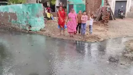 मथुरा: नगला लोका मजरा में अवैध अतिक्रमण से गांव में भरा पानी, पलायन को मजबूर ग्रामीण #jansamasya