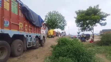 मंडला: खैरी खाद गोदाम में डीएपी खाद के दो ट्रक पहुंचे, जबलपुर में लगी रैक, जिले को मिलेगा 400 मेट्रिक टन डीएपी