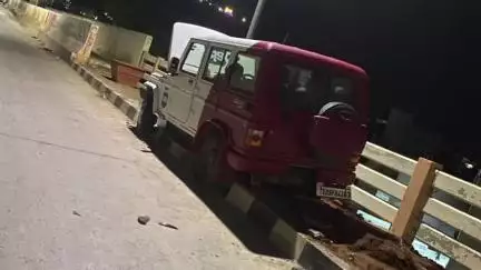 డోన్ లో డివైడర్ను ఢీ కొట్టిన బొలెరో వాహనం, డ్రైవర్ కు గాయాలు