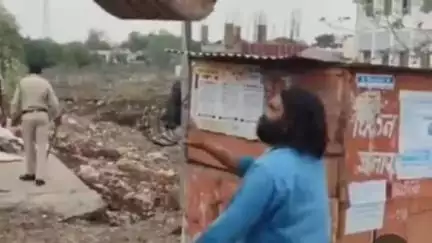 महू शांति नगर चौराहे पर कम राइस स्कूल के सामने से अवैध अतिक्रमण हटाया गया