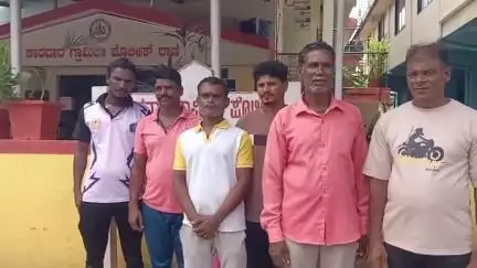 ಕಾರವಾರ: ಸೀಬರ್ಡ್ ನೌಕಾನೆಲೆಯಿಂದ ಮೀನುಗಾರರಿಗೆ ತೊಂದರೆ: ದೋಣಿ ಬಿಡುಗಡೆಗೆ ಆಗ್ರಹಿಸಿ ನಗರದಲ್ಲಿ ಜಿಲ್ಲಾಧಿಕಾರಿಗೆ ಮನವಿ