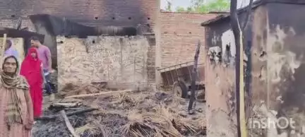 बलिया: दिघार गांव में शॉर्ट सर्किट से छह झोपड़ियां जलकर हुईं राख, लेखपाल व ग्राम प्रधान ने लिया जायजा