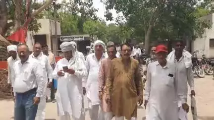 सूरतगढ़: सिंचाई पानी की मांग को लेकर किसानों ने एडीएम कार्यालय पर किया प्रदर्शन, प्रशासन को ज्ञापन सौंपकर आंदोलन की दी चेतावनी
