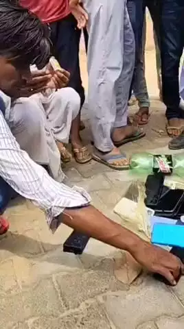 रामगढ़: रघुनाथगढ़ में साइबर क्राइम के खिलाफ ग्रामीणों ने 200 मोबाइल फोन तोड़कर जलाए