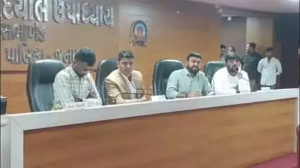 જૂનાગઢ: મહાનગરપાલિકા કચેરી ખાતે જનરલ બોર્ડમાં વિપક્ષનો વિવિધ મુદ્દે હંગામો, ધારાગઢ દરવાજા ડિમોલેશન મુદ્દે ધરણા કર્યા