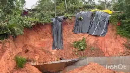 ಚಿಕ್ಕಮಗಳೂರು: ಶೃಂಗೇರಿ: ಡೇಂಜರ್...ಡೇಂಜರ್ ಸ್ವಲ್ಪ ಯಾಮಾರಿದ್ರು ಕುಸಿಯುತ್ತೆ ಗುಡ್ಡ..!. ಜಿಲ್ಲಾಡಳಿತ ಅಲರ್ಟ್...