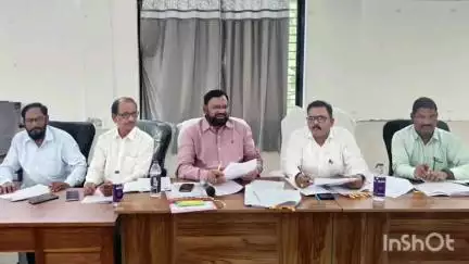 चंद्रपूर: आमदार अडबाले यांनी प्रकल्प कार्यालयातील अधिकाऱ्यांना धरले धारेवर, आदिवासी आश्रम शाळा कर्मचाऱ्यांची सभा