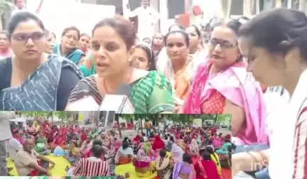 विकास भवन में महिला आंगनबाड़ी कर्मचारी संघ की जिलाध्यक्ष ने मांगों पर आंगनबाड़ी कार्यकर्ताओं के साथ धरना प्रदर्शन किया
