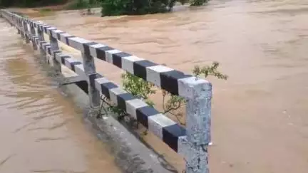 बोलबा: छिंदा नदी में जलस्तर बढ़ने से पुल के ऊपर से बह रहा है पानी, बोलबा से आवागमन प्रभावित, प्रशासन ने लगाई रोक