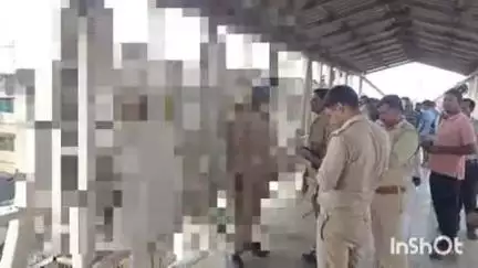टूंडला: ब्लॉक के सामने फुट ओवर ब्रिज पर एक वृद्ध ने फांसी लगाकर आत्महत्या की
