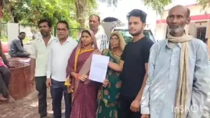 उरई: कालपी कोतवाली क्षेत्र में लेखपाल ने फर्जी हस्ताक्षर कर कई बीघा जमीन अपने नाम करवाई, पीड़ित परिवार ने डीएम से लगाई गुहार