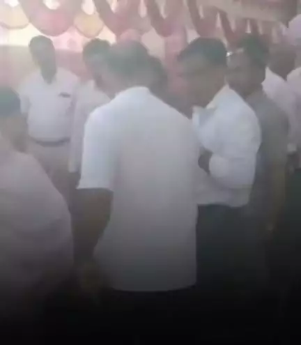 एमपी में शिलान्यास पट्टी पर नहीं लिखा गया नाम तो भड़क उठे नेता जी, भरी सभा में उठाया फावड़ा और टुकड़े-टुकड़े...