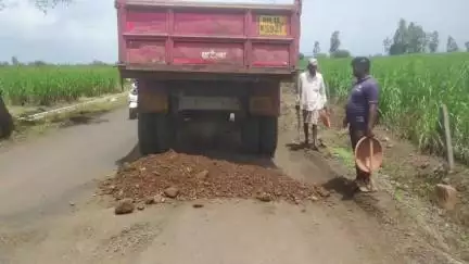 शिरोळ: हेरवाड-अब्दुललाट रस्त्यावरील पडलेल्या खड्ड्यात टाकली माती, स्वाभिमाचे बंडू पाटील यांचा आंदोलनाचा इशारा #Jansamasya