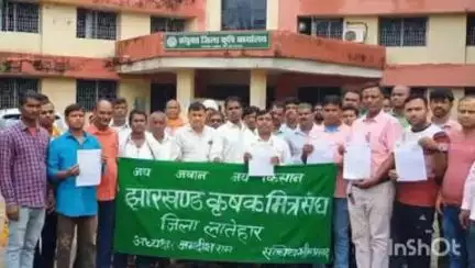 लातेहार: सम्मानजनक मानदेय की मांग को लेकर कृषक मित्रों का प्रदर्शन, सौंपा ज्ञापन