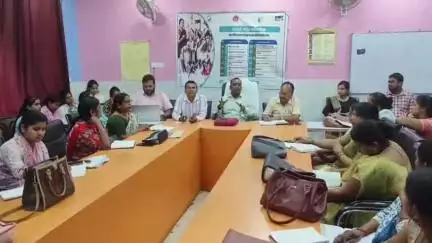 महाराजगंज: महराजगंज सदर सीएचसी सभागार में संचारी रोग नियंत्रण को लेकर एएनएम व सीएचओ को दी गई जानकारी