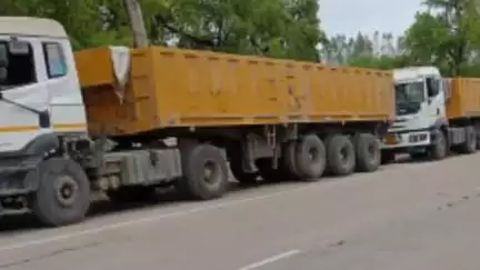 हमीरपुर: सुमेरपुर क्षेत्र में हाईवे पर खड़े होकर हादसों को न्योता देते हैं सीमेंट फैक्टरी में आने वाले ट्रक