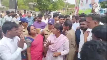 మహబూబాబాద్: అర్హులైన వారికి ఇండ్లు రావడం లేదంటూ, కంటాయిపాలెం గ్రామంలో ఎమ్మెల్యే పర్యటనలో ఆవేదన వ్యక్తం చేసిన స్థానికులు