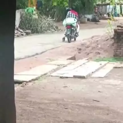 मोहनगढ़: मोहनगढ़ में शराब कंपनी के लोग बाइक पर शराब की पेटियां लादकर गांव-गांव कर रहे हैं सप्लाई