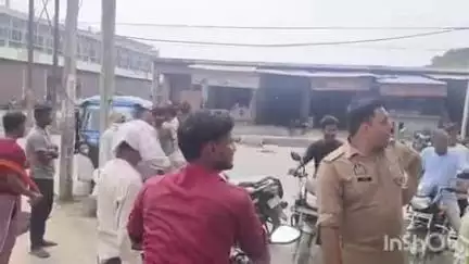 दातागंज: दातागंज नगर में रिक्शा ने टैंपो में मारी टक्कर, दो लोग घायल