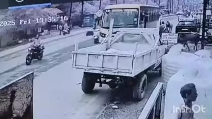 रायगढ़: तेज रफ्तार कार चालक ने सड़क के बीचोबीच बनी डिवाइडर को मारी टक्कर, हादसे का वीडियो आया सामने