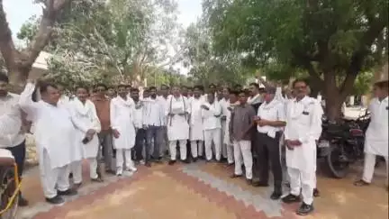 सूरतगढ़: डॉ. राकेश बिश्नोई आत्महत्या मामले में विधायक सहित कांग्रेस ने सूरतगढ़ में किया प्रदर्शन, ज्ञापन सौंपकर की न्याय की मांग