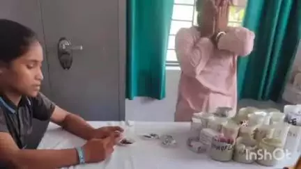 बिजनौर: गांव रामजीवाला में प्राथमिक स्वास्थ्य केंद्र पर मरीजों को दवाई देते हुए बच्चे दिखे