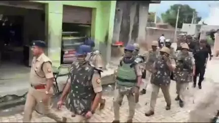 नौगावां सादात: नौगांवा थाना पुलिस ने शहर और ग्रामीण इलाकों में कावड़ यात्रा व मोहर्रम को लेकर किया फ्लैग मार्च