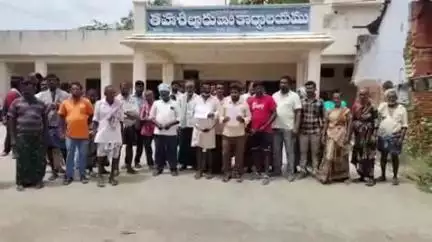 మార్కాపురం: పంట కాలువను ఆక్రమించుకున్న వ్యక్తిపై చర్యలు తీసుకోవాలని అక్కచెరువు గ్రామస్తులు పొదిలి ఎమ్మార్వో కు వినతి