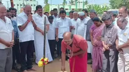 தேன்கனிகோட்டை: பேரூராட்சியில் 13.97 கோடி ரூபாய் மதிப்பீட்டிலான பணிகளுக்கு எம்எல்ஏக்கள் அடிக்கல் நாட்டி பணிகள் துவக்கினர்