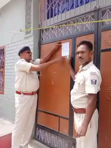 पुपरी: पुपरी पुलिस ने सीएसपी बैंक लूट कांड में गौरीगामा में एक अभियुक्त के घर इश्तेहार चिपकाया