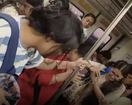 खचाखच भरे दिल्ली मेट्रो के लेडीज़ कोच में सांप घुसने से मची अफरा-तफरी, सीट पर चढ़कर चीखती दिखीं महिलाएं