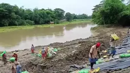 পাঁশকুড়া: পাঁশকুড়া গড় পুরুষোত্তমপুরে কংসাবতী নদীর জল বৃদ্ধি পেতেই বাঁধ মেরামতির নিয়ে ক্ষোভ গ্রামবাসীদের #jansamasya