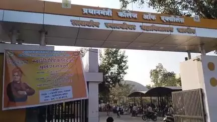 खरगौन: पीजी कॉलेज खरगोन के एक रिटायर्ड प्राध्यापक ने नर्मदानगर स्थित अपने घर में फांसी लगाकर की आत्महत्या