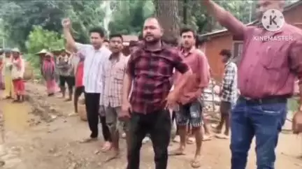 গোলাঘাট: পথৰ দূৰৱস্থাৰ ফলত অতিষ্ঠ ৰাইজে পথ বন্ধ কৰি পোৰাবাংলা বকিয়ালত উত্তাল প্ৰতিবাদ সাব্যস্ত
