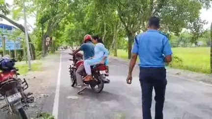দিনহাটা ২: সাহেবগঞ্জ রোডে ট্র্যাফিক পুলিশের বিশেষ অভিযান