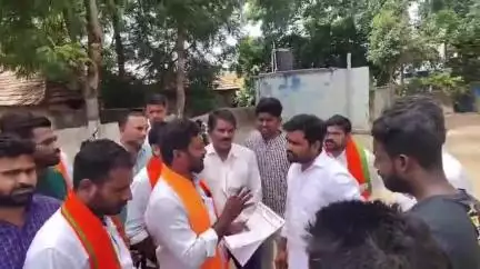 ధర్మపురి: పట్టణంలో స్మశాన వాటికను బాగు చేయాలని కోరుతూ మున్సిపల్ కమిషనర్‌కు బీజేపీ నాయకులు వినతి పత్రం అందజేత