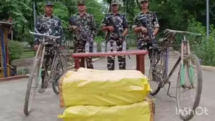 हरलाखी: गंगौर एसएसबी कैम्प के जवानों ने 580 बोतल शराब व दो साइकिलें की ज़ब्त, धंधेबाज फरार