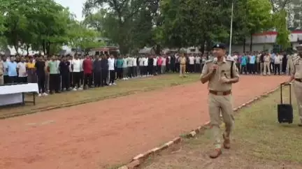 ललितपुर: रिजर्व पुलिस लाइन में एसपी ने नवागंतुक जेटीसी कैडिटों की पीटी/परेड का किया निरीक्षण, दी आवश्यक जानकारी